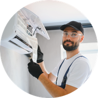 Técnico profesional realizando una instalación