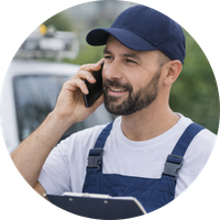 Técnico atendiendo una consulta telefónica