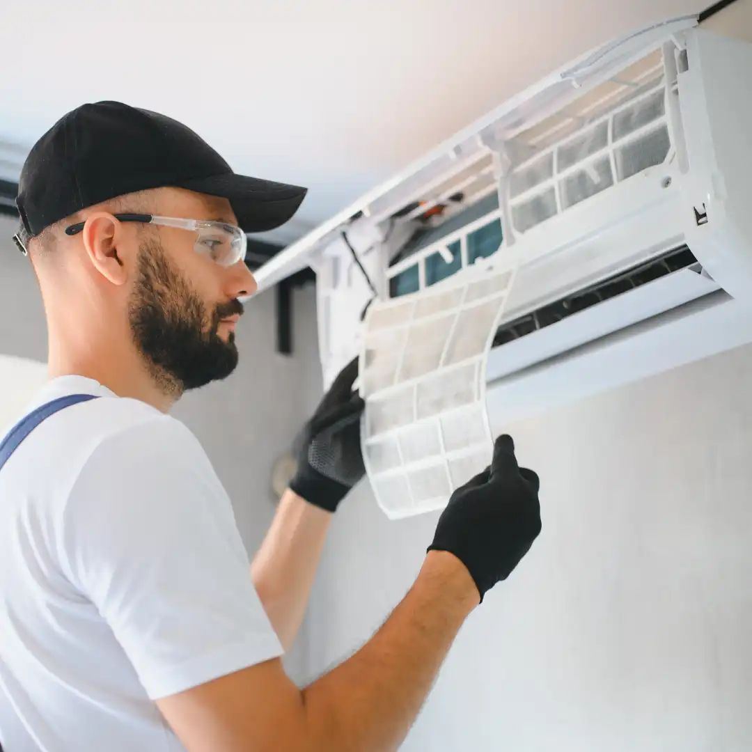 técnico reparando aire acondicionado