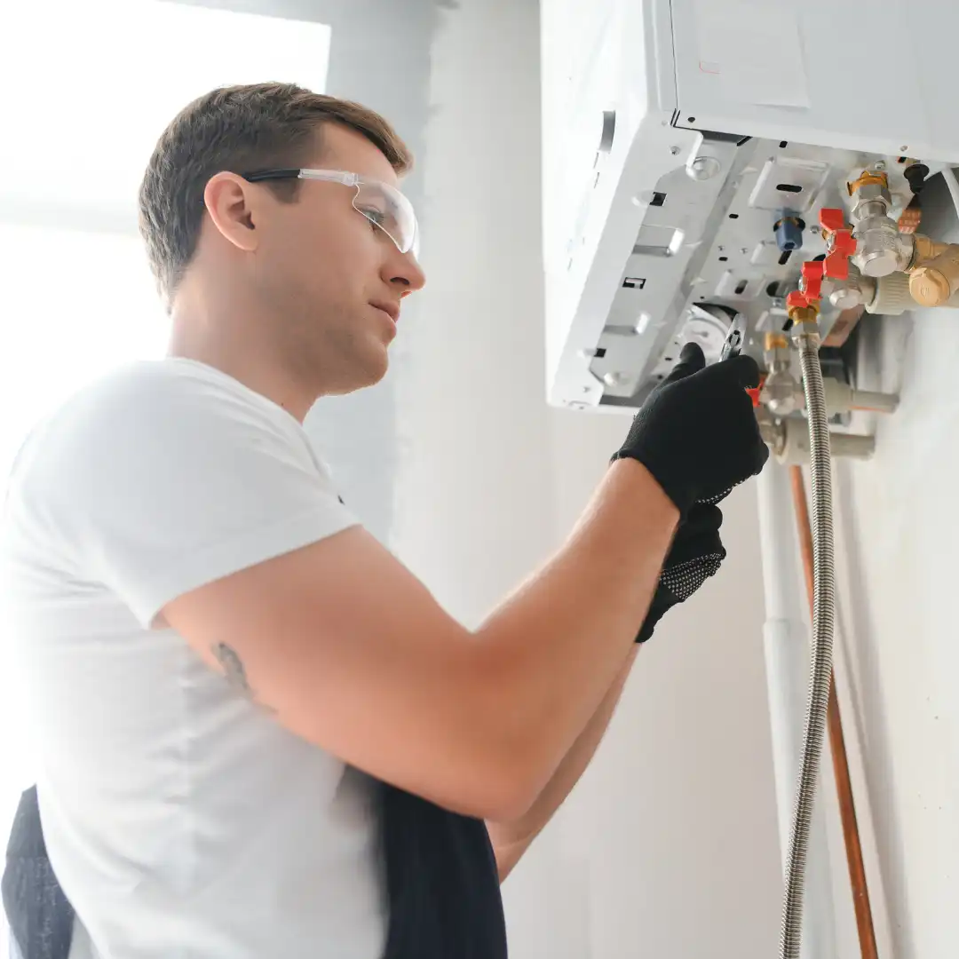 técnico reparando caldera
