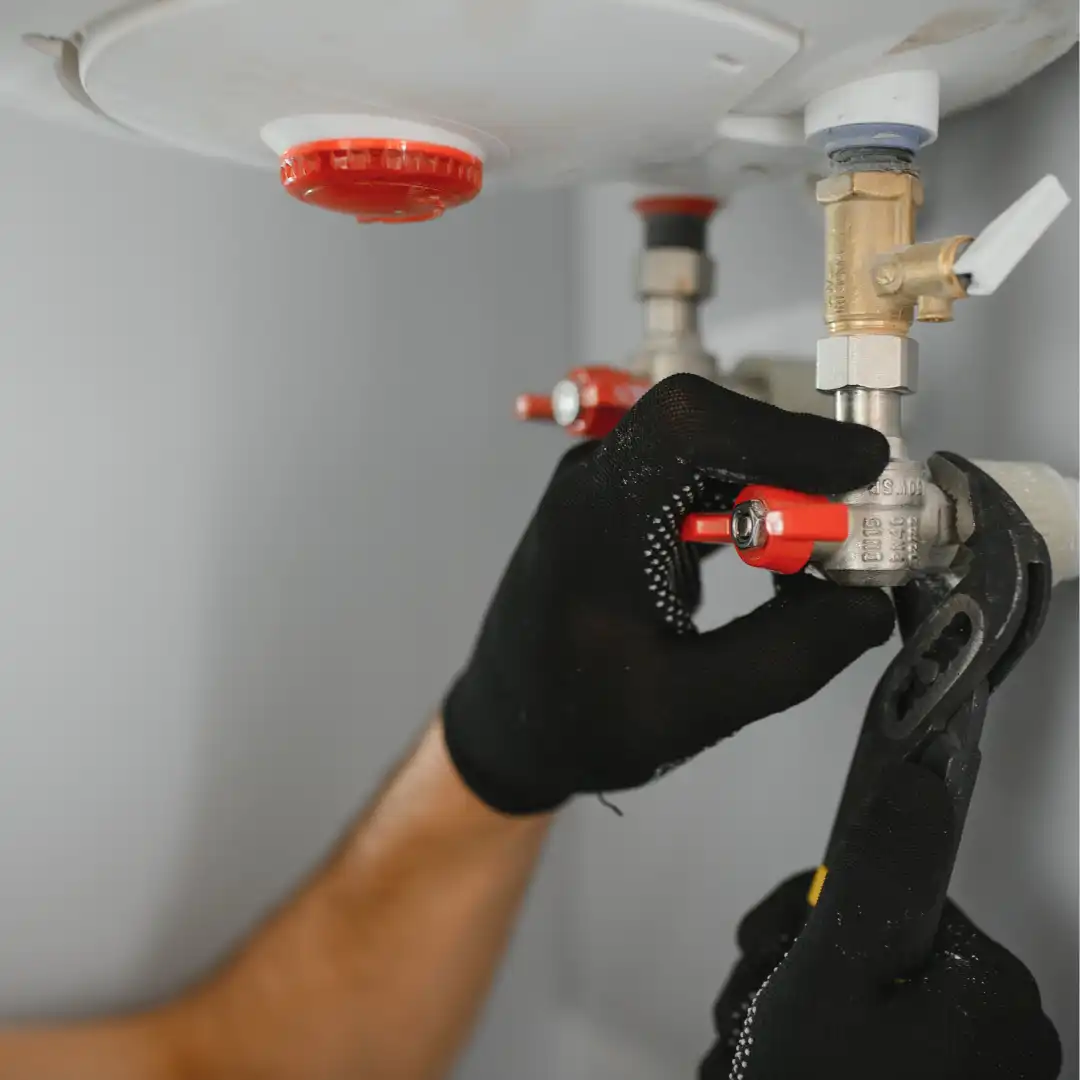técnico reparando calentador de agua
